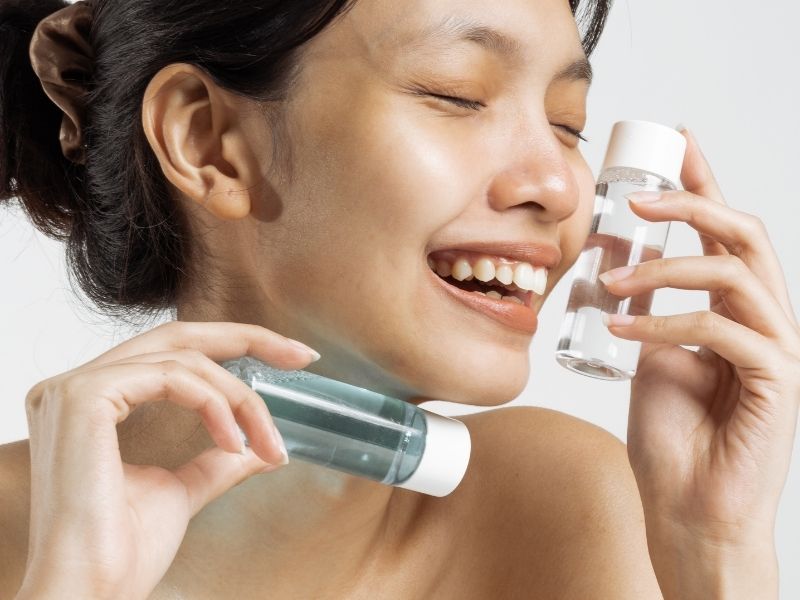 Nặn mụn xong có nên dùng retinol không